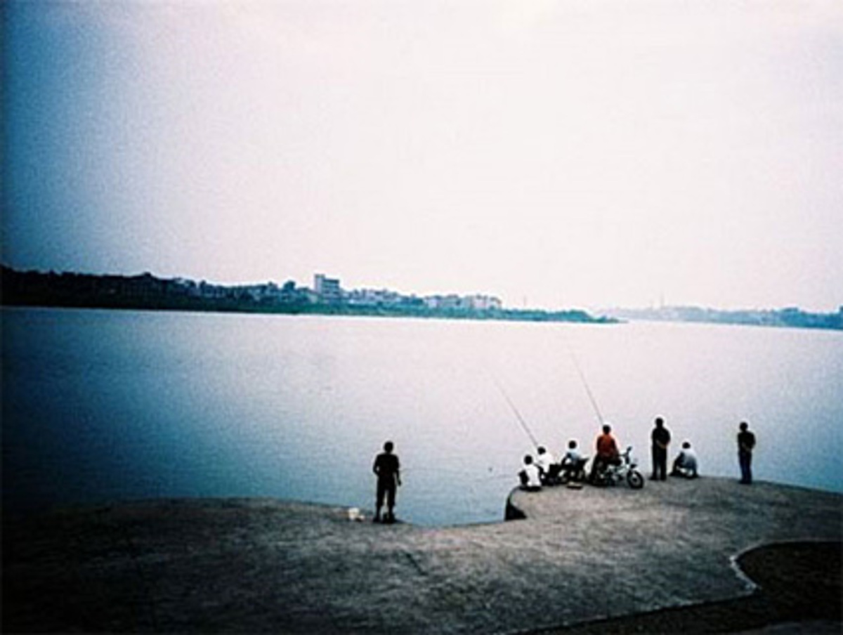 1992 brachten die Wiener das Wesen der flotten "Lomographie" in "10 goldenen Regeln" auf den Punkt. Nimm die Kamera mit, wo immer du gehst. Benutze sie Tag und Nacht. Lomographie ist ein Teil deines Lebens. Bring die gewünschten Objekte so nahe wie möglich an die Linse. Denke nicht. Sei schnell. Es ist vorher nicht wichtig zu wissen, was du auf den Film gebannt hast. Erst recht nicht nachher. „Schieß“ aus der Hüfte. Denke nicht über Regeln nach.Im Bild: Eine Aufnahme mit der LC-A+