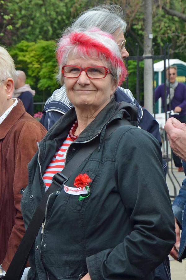 "Von den Turnschuhen bis zum Scheitel, ich bin eine Rote", ruft diese Sozialdemokratin beim Maiaufmarsch - und spricht damit tausenden weiteren aus der Seele. Denn nicht nur ihre Haarpracht, sondern die ganze Wiener Innenstadt färbt sich am Tag der Arbeit rot.