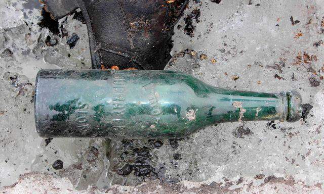 Im Juli 2017 wurde diese Flasche im Gebiet des Tsanfleuron-Gletschers (Wallis) gefunden.  Erst heuer gab das sich zurückziehende Eis ein Paar frei, das vor 75 Jahren verschwunden war.