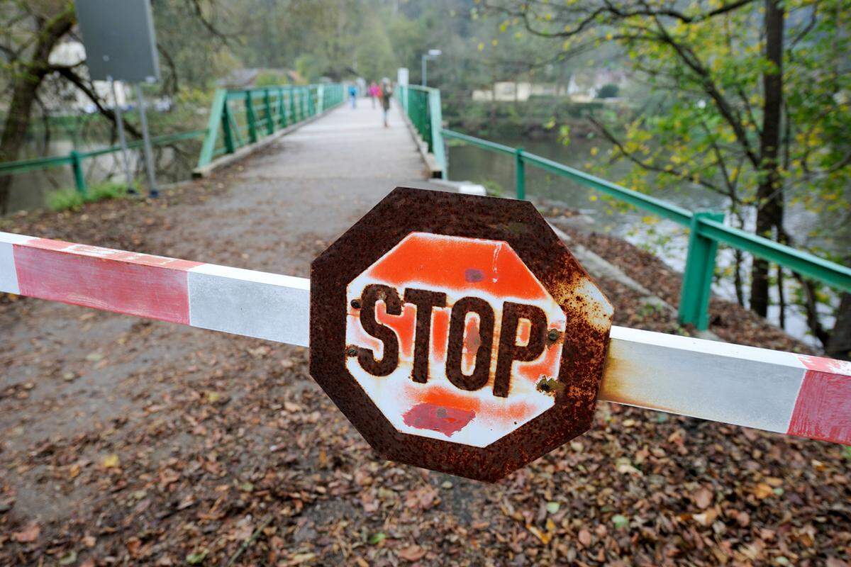 Nach 1945 wurde die Brücke geschlossen, auf tschechischer Seite wurden die Bretter entfernt, das Überschreiten war nun nicht mehr – oder nur noch durch gefährliche Kletteraktionen auf den Traversen – möglich. 