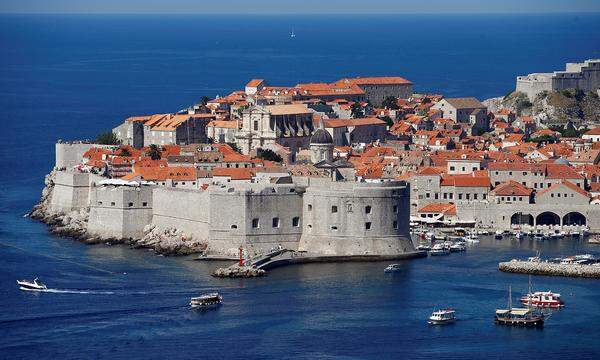 Alle wollen nach Königsmund – nicht nur die Lennisters, Starks, Tyrells usw. Dubrovnik an der kroatischen Adria ist schon längst zur Pilgerstätte für „GoT“-Anhänger geworden – zum Leidwesen der Bewohner der Stadt. Denn neben den zahlreichen Kreuzfahrtreisenden, die in das historische Zentrum mit UNESCO-Welterbestatus strömen, zwängen sich nun auch massenhaft Serienfans auf den Spuren von Cersei, Sansa, Tyrion und Co. durch die engen Gassen der Altstadt.