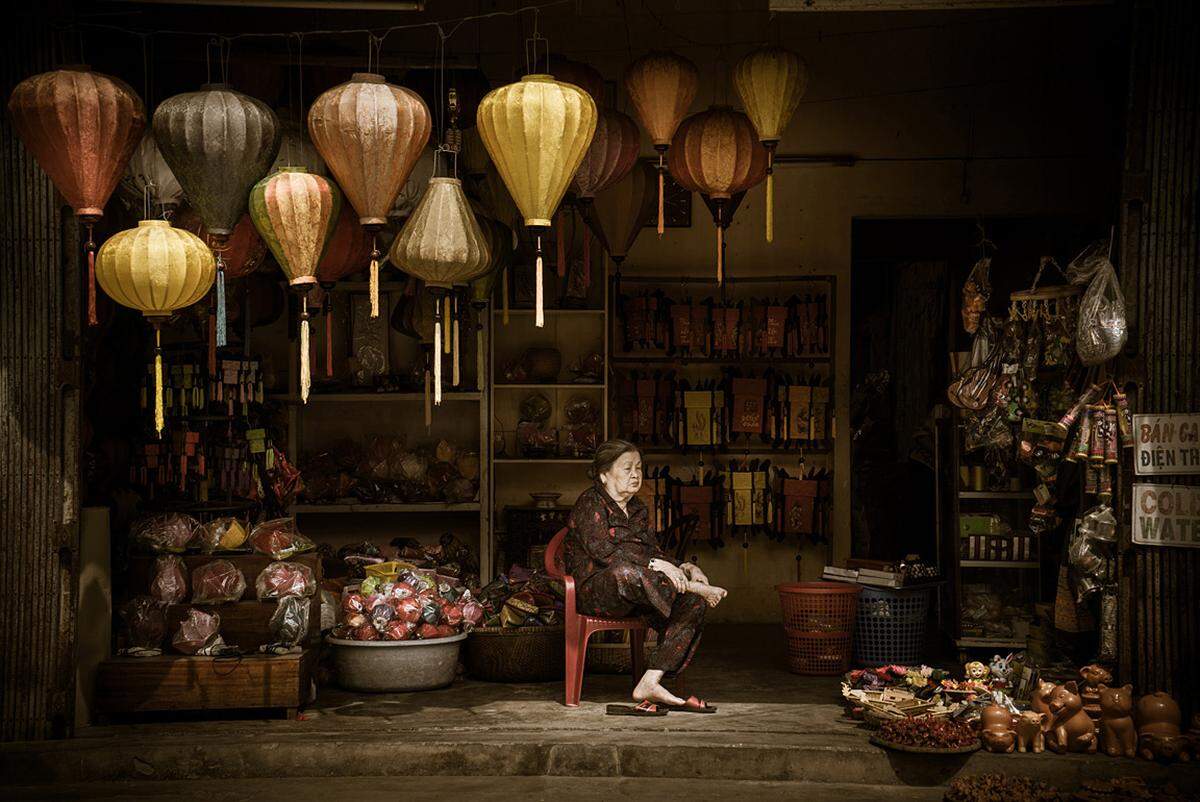 "The Lantern Store", ein Laternenladen, ist ein altes Geschäft in der Küstenstadt Hội An, Vietnam. Das Foto entstand am frühen Morgen.  