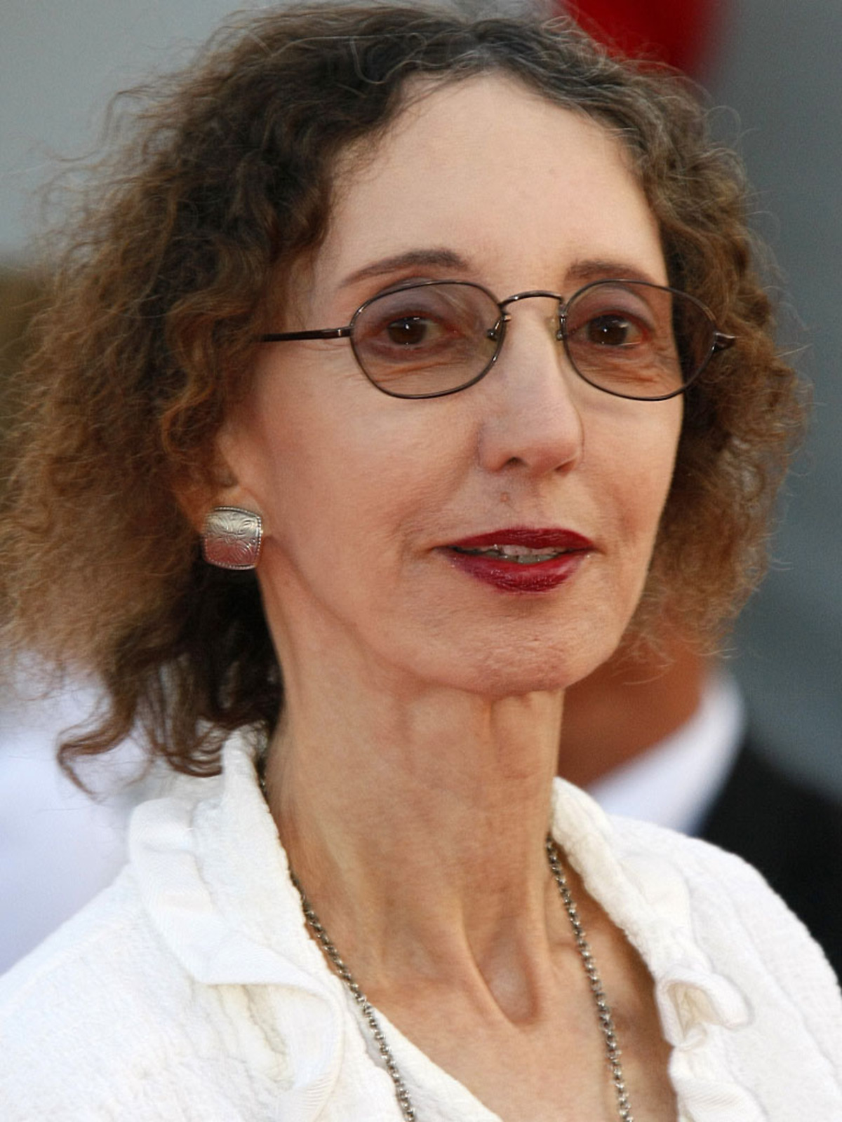 Auch Joyce Carol Oates räumen die Buchmacher Chancen auf der Preis ein. Ihr Werk ist breit gefächert: Bislang publizierte sie gut 300 Erzählungen und rund 60 Romane, von sozialkritischen Büchern über fantastische Romane bis hin zu Jugendliteratur. Drei Pulitzer-Preise hat sie schon: Für "Blond", "What I Lived For" und "Black Water ".  Mit dieser Masse an Erzählungen stößt sie bei der Jury auf das gleiche Problem wie Philip Roth.