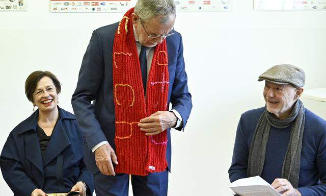 Integrationshaus-Gründer Resetarits (r.) erhielt Besuch, Präsident Van der Bellen (mit Ehefrau Schmidauer) einen Schal.