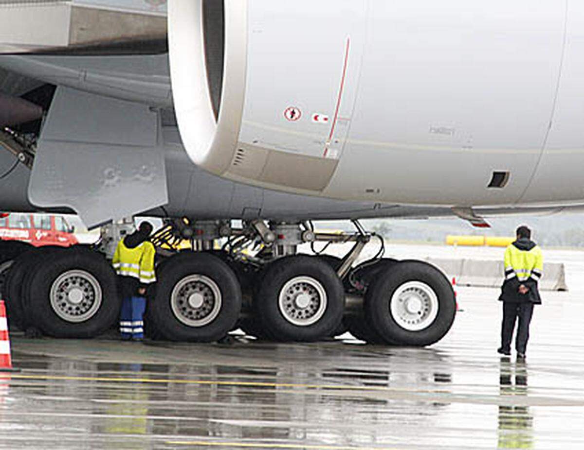 Gigantisch sind die Ausmaße des Fliegers, wie dieses Bild zeigt.