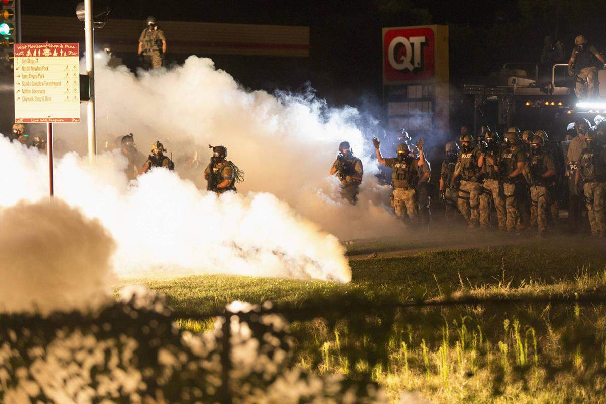 Ganz im Gegenteil: Die Bilder, die dieser Tage aus Ferguson um die Welt gehen, erinnern an die Rassenunruhen vergangener Jahrzehnte.