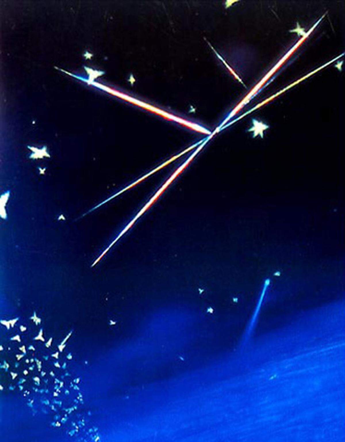 Das allererste Mal veranstaltete Nikon den Bewerb im Jahr 1977. Bereits damals gab es erstaunliche Aufnahmen zu sehen. Dieses Bild zeigt Rutil- und Tridymit-Kristalle in einem Kobalt-haltigen Glas, aufgenommen mit 350-facher Vergrößerung.  Fotograf: James W. Smith, Independence (Ohio, USA), 1977