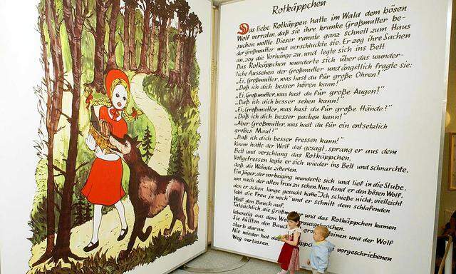 Kinder vor Märchenbuch