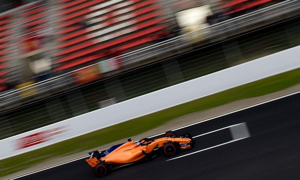 Alonso hat seine Rundenanzahl am ersten Testtag dennoch im Vergleich zum Vorjahr um 500 Prozent gesteigert. Gab sein McLaren-Honda 2017 in Montmelo schon nach einem Umlauf den Geist auf, schaffte der Spanier heuer mit neuem Renault-Motor sechs Runden.