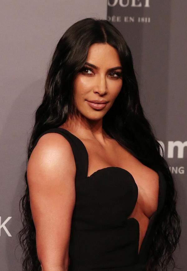 Schwester Kim Kardashian kann da nicht mithalten, schaffte es aber zumindest als einzige Kardashian auf die Liste. Sie verfügt über ein geschätztes Vermögen von 370 Mio. Dollar (328 Mio. Euro), das sie mit Reality-TV und Kosmetik anhäufte.