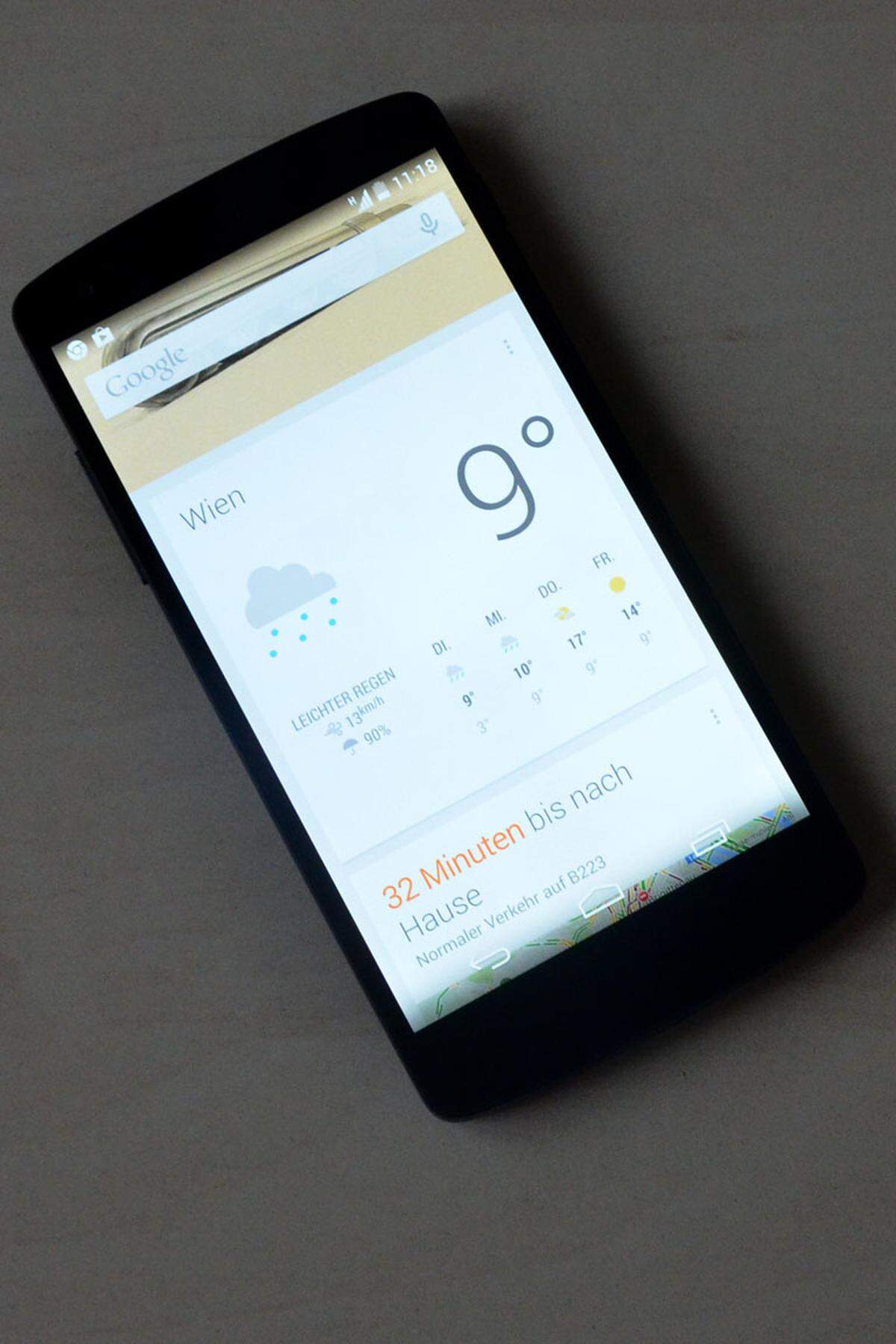 Google Now ist in Android 4.4 beinahe allgegenwärtig, stört aber nicht.