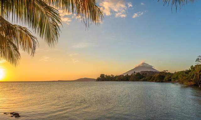 Der Nicaraguasee, der größte Süßwassersee Mittelamerikas, ist berühmt für seine vulkanischen Inseln und eine reiche Artenvielfalt.