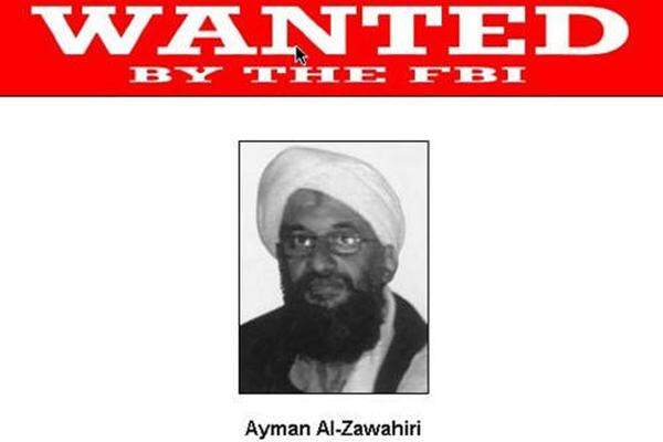 Zawahiri zählt zu den meistgesuchten Terroristen der Welt. 2001 soll ein Angriff der US-Truppen im afghanischen Kandahar seine Familie ausgelöscht haben. Der heute 59-Jährige verlor seine Frau, seine beiden Töchter und seinen Sohn. Wo sich Zawahiri derzeit aufhält, ist unklar. Die Jagd der USA auf den Top-Terroristen geht weiter.