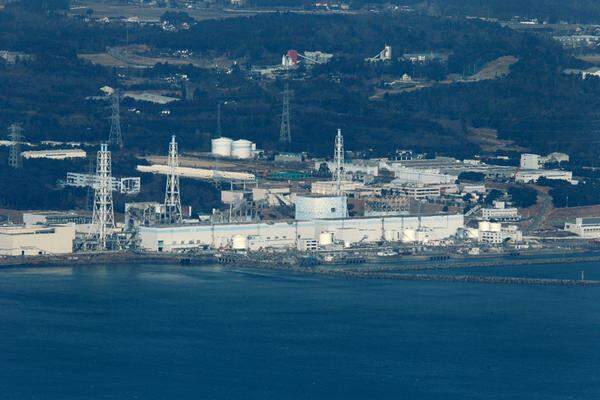 Zumindest die Wettervorhersage sorgte für Erleichterung. Auch am Freitag soll der Wind von Fukushima in Richtung Osten wehen und damit Strahlenpartikel auf den Pazifik hinaus tragen, meldete der Fernsehsender NHK.