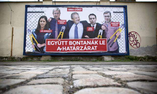 »Zusammen durchbrechen sie die Sperre«, sagt das Plakat der Fidesz, das die Chefs der Opposition mit dem Milliardär George Soros zeigt und als Migrantenhelfer inszeniert.