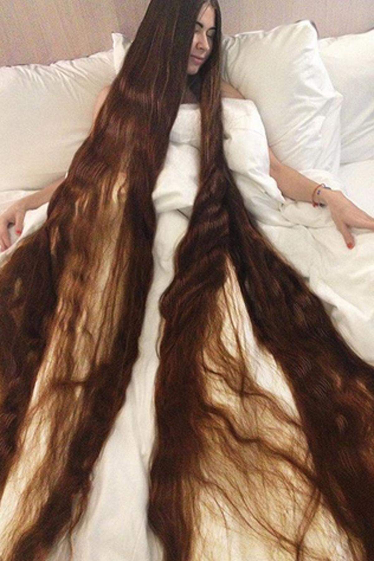 Eine richtige Wallemähne trägt die gebürtige Russin Alechka Nasyrova, die ihre Haare seit 20 Jahren nicht geschnitten haben soll, wie sie der "Daily Mail" stolz erzählt. Ganze 2,30 Meter hängen ihr die Rapunzel-Strähnen vom Kopf. Ihr Ehemann bezeichnet die Frisur übrigens als vollwertiges Familienmitglied.