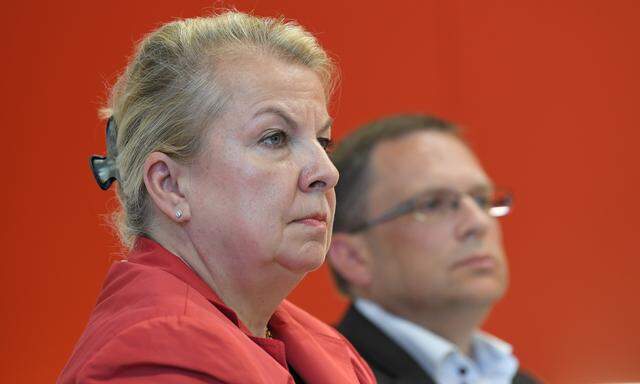 Beate Hartinger-Klein (FPÖ) und August Wöginger (ÖVP) verhandeln die Reform für die Bundesregierung.