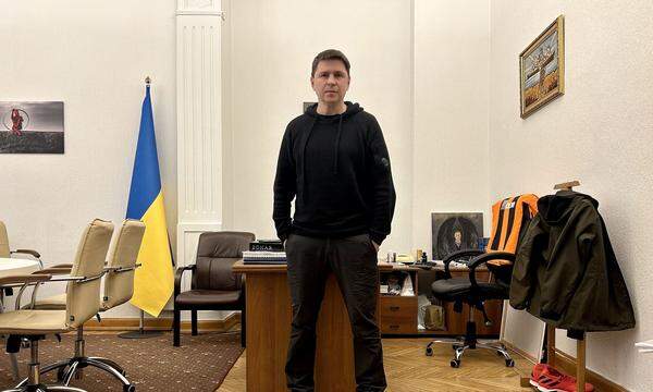 Mychajlo Podoljak in seinem Büro im ukrainischen Präsidialamt. Zu ihm kommt man nur mit einem Passierschein und nach mehreren Kontrollen.