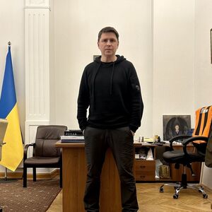 Mychajlo Podoljak in seinem Büro im ukrainischen Präsidialamt. Zu ihm kommt man nur mit einem Passierschein und nach mehreren Kontrollen.