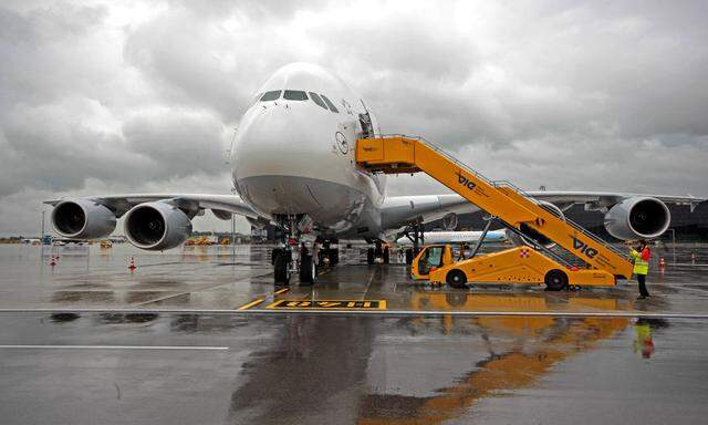 LANDUNG DES ERSTEN LUFTHANSA A380 'FRANKFURT AM MAIN' IN WIEN