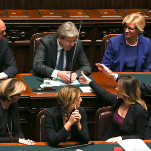 Neuer Premier mit altem Team: Paolo Gentiloni (Mitte, oben) und Renzis Minister sollen bis zu Neuwahlen etwas Ruhe in die turbulente italienische Politik bringen.