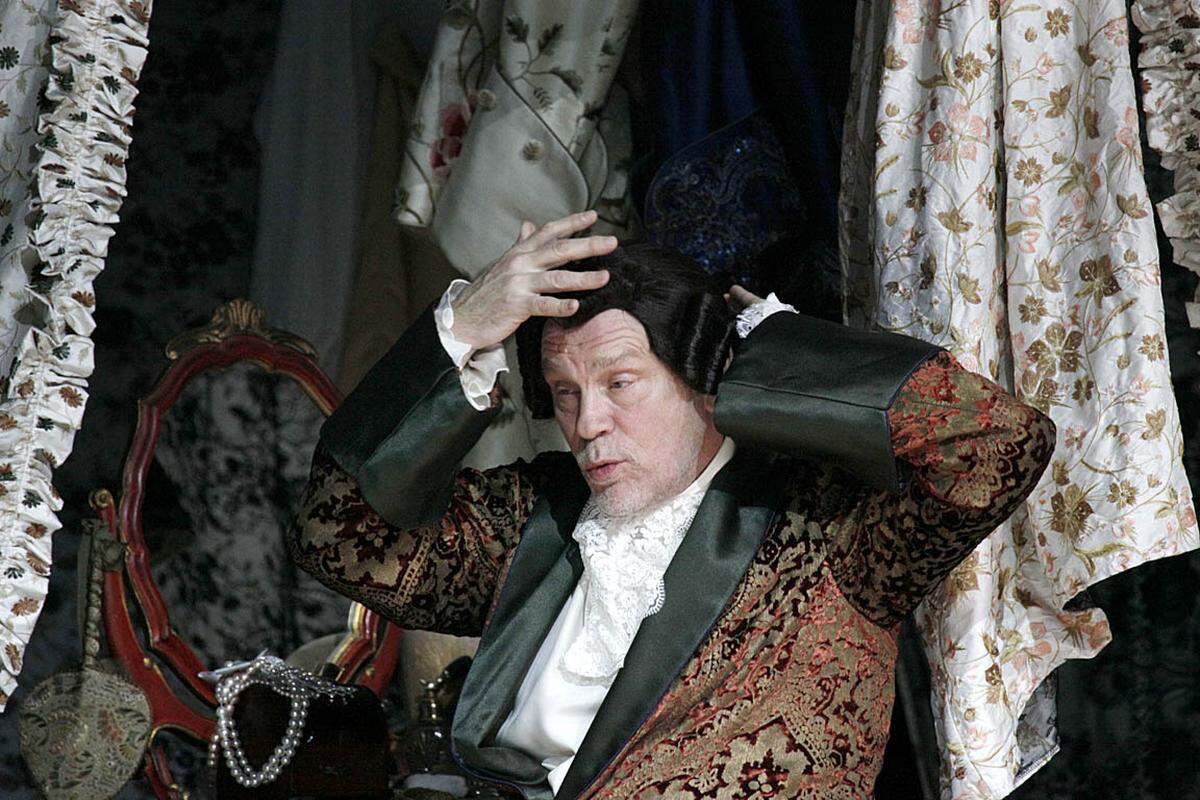 John Malkovich steht in Wien auf der Bühne: Am 5. Jänner feierte "The Giacomo Variations" im Wiener Ronacher Premiere. Der Hollywoodstar spielt Casanova in dem Projekt, einer Verschmelzung der drei Da-Ponte-Opern Mozarts ("Don Giovanni", "Figaro", "Cosi fan tutte").