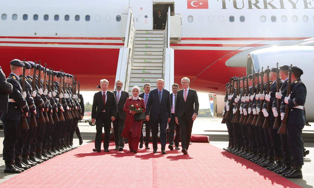 Kurz bevor der türkische Präsident, Recep Tayyip Erdoğan, Donnerstagmittag in Berlin landete, wurden gleich zwei rote Teppiche ausgerollt. Wie es sich Erdoğan gewünscht hatte, erhielt er bei seinem dreitägigen Aufenthalt die höchsten protokollarischen Ehren: Bundespräsident Frank-Walter Steinmeier lud ihn zu einem offiziellen Staatsbesuch ein.