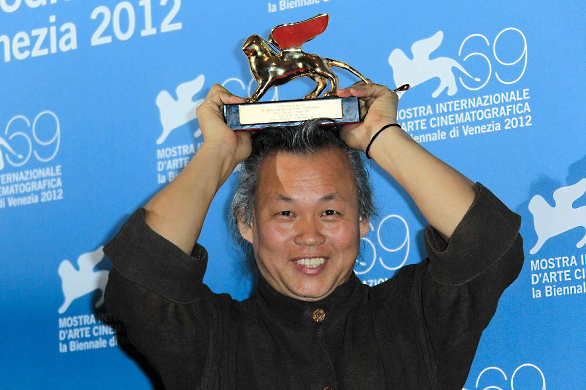 Schonungslose Bilder haben sich schlussendlich beim 69. Filmfestival von Venedig durchgesetzt: Bei der Preisverleihung durfte sich der südkoreanische Regisseur Kim Ki-duk über den Goldenen Löwen für sein Gesellschaftsdrama "Pieta" freuen.