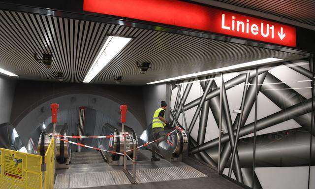 Die Bahnsteige der U1 Station Karlsplatz sind gesperrt, weil Kabel nach einem Brand auszutauschen sind. Die Passagiere müssen ausweichen.