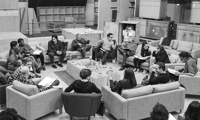 Leseprobe für Episode VII. Für Lawrence Kasdan (Mitte, Beine überkreuzt) soll es der letzte Star-Wars-Film gewesen sein.