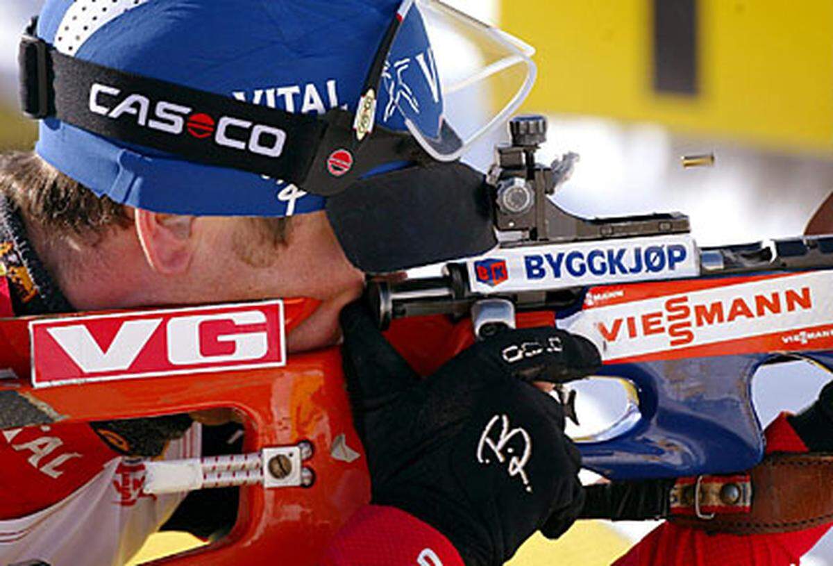 Fast schon zum Drüberstreuen gibt es 2005 den dritten Sieg im Gesamtweltcup. Von den 20 Saisonrennen gewinnt Björndalen ganze zwölf und wird in den übrigen nie schlechter als Sechster.