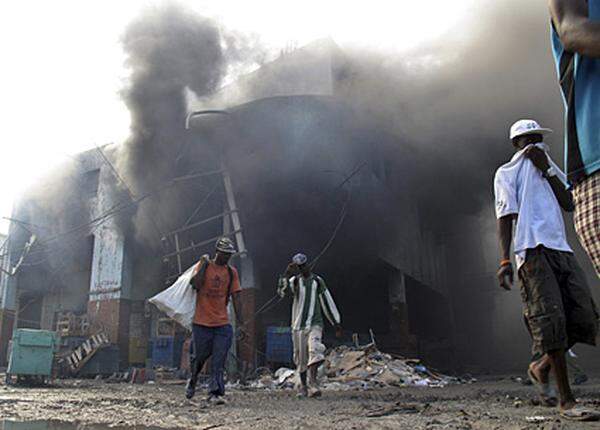 Mit Haiti traf das Beben ein Land, das 2008 bereits Opfer einer Serie von verheerenden Wirbelstürmen geworden war. Das Epizentrum der Erdstöße mit einer Stärke von 7,0 befand sich nur 15 Kilometer von der Hauptstadt Port-au-Prince entfernt. Im Bild: Rauchschwaden nach ein Brand am 31. Jänner in einem Geschäftsviertel von Port-au-Prince.