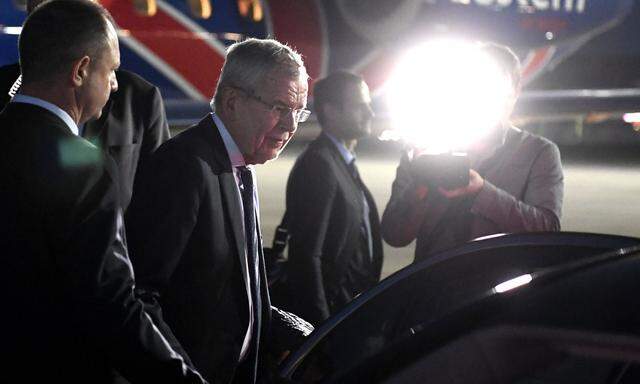 Symbolbild: Alexander Van der Bellen am Flughafen