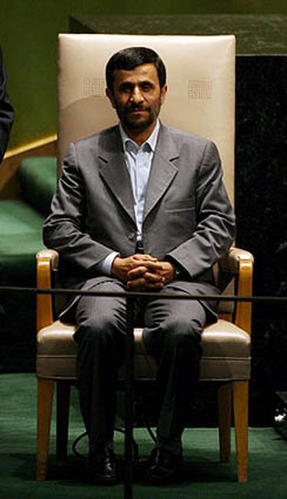 "Unglücklicherweise werden die Menschenrechte von gewissen Mächten in weitreichendem Maße verletzt, besonders von jenen, die behaupten, ihre alleinigen Verfechter zu sein." Mahmoud Ahmadinejad vor der UNO-Vollversammlung 2007 über die amerikanischen Methoden im "War on Terror".