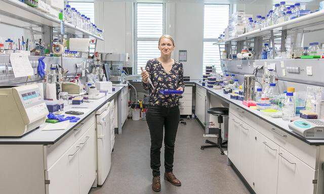 Übergeordnetes Ziel ihrer Forschung sei, ein Medikament gegen Krebs oder Alzheimer zu entwickeln, sagt Elfriede Dall. 