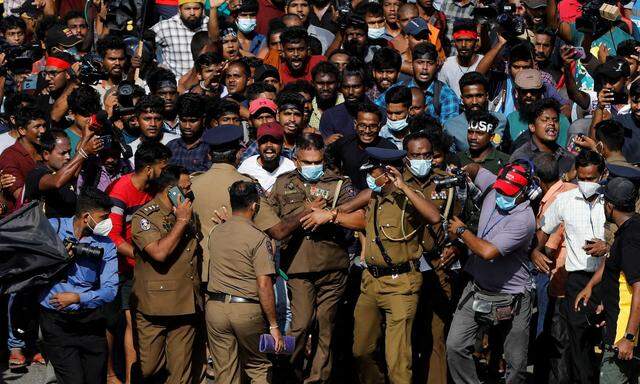 Studierende demonstrieren nahe der Residenz des Präsidenten in Colombo.