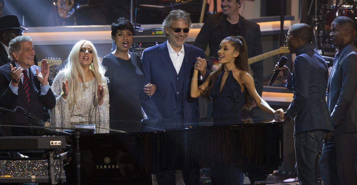 2015 kooperierte Grande mit dem italienischen Star-Tenor Andrea Bocelli. Auf dem Album "Cinema" singen Bocelli und Grande zusammen den Titel "E Piu Ti Penso".