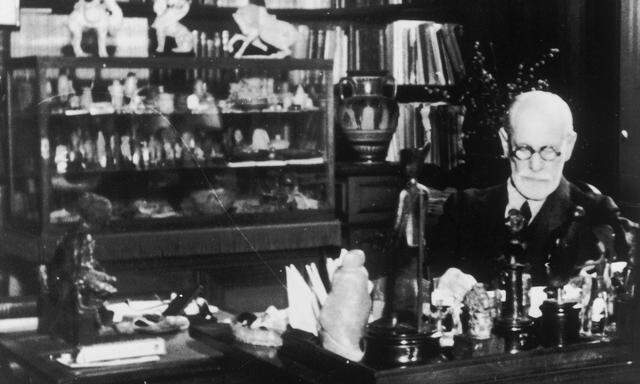 Sigmund Freud in seinem Büro in der Berggasse 19 in Wien, wo er 47 Jahre lebte und arbeitete.