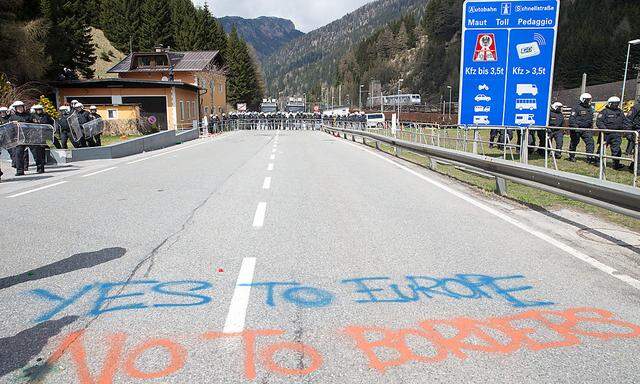 Demonstrationen gegen den Grenzzaun am Brenner.