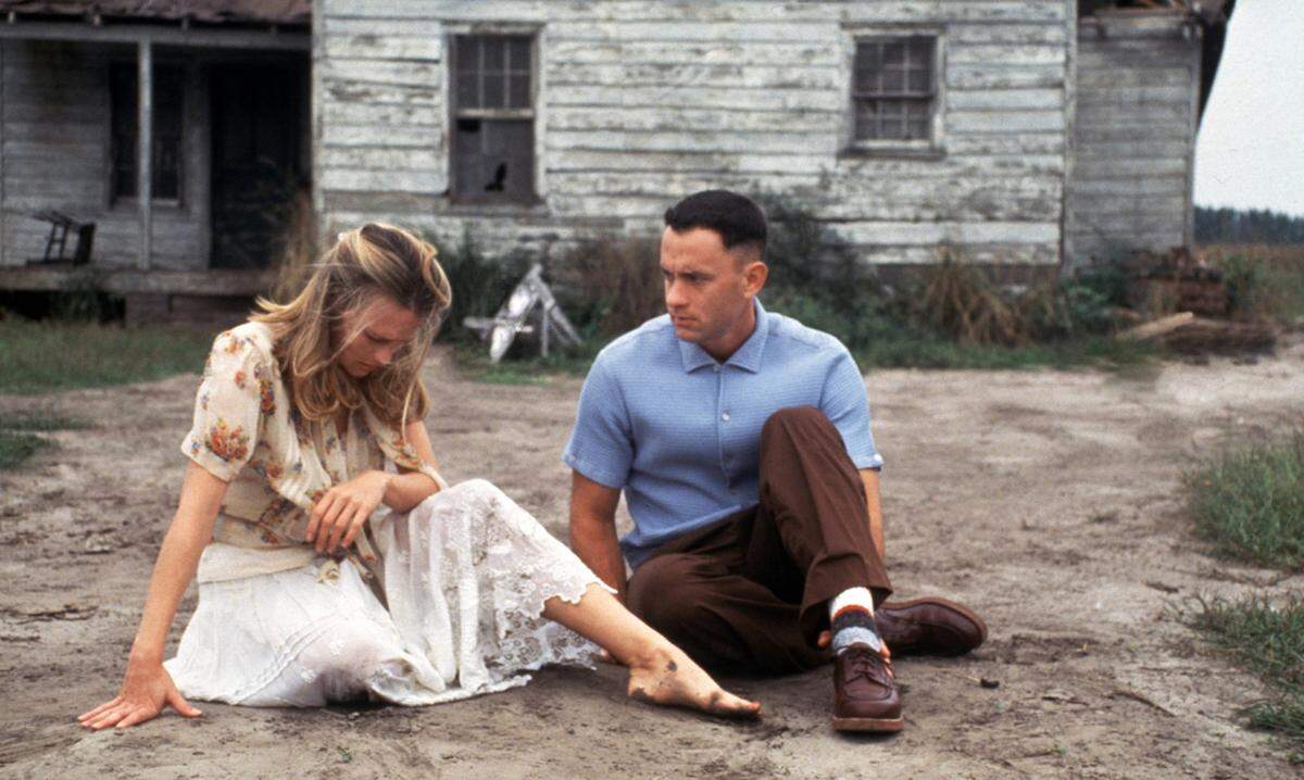 Die charmante Verfilmung von Winston Grooms Roman "Forrest Gump" wurde 1995 ebenfalls 13 Mal nominiert. Er wurde mit sechs Oscars ausgezeichnet und gewann in den wichtigsten Kategorien: Bester Film, Beste Regie (Robert Zemeckis) und Bester Hauptdarsteller (Tom Hanks). Für die Verlierer gab's Pralinen.
