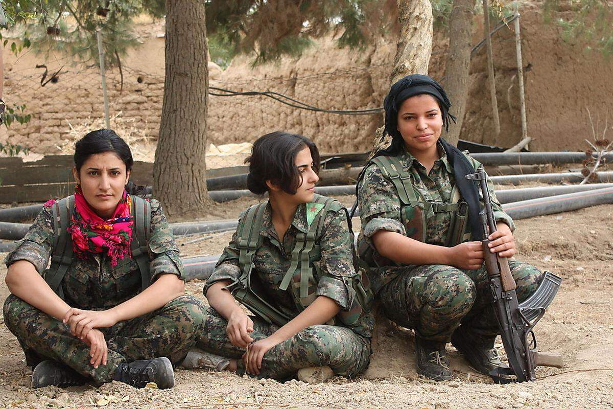 Ihre Einheit ist im Dorf Harek im Osten der syrischen Kurdengebiete stationiert, nur etwa fünf Kilometer von der Front mit IS entfernt. Einheiten der YPJ leisten einen wichtigen Beitrag bei der Verteidigung von Kobane und anderer Städte gegen den IS.