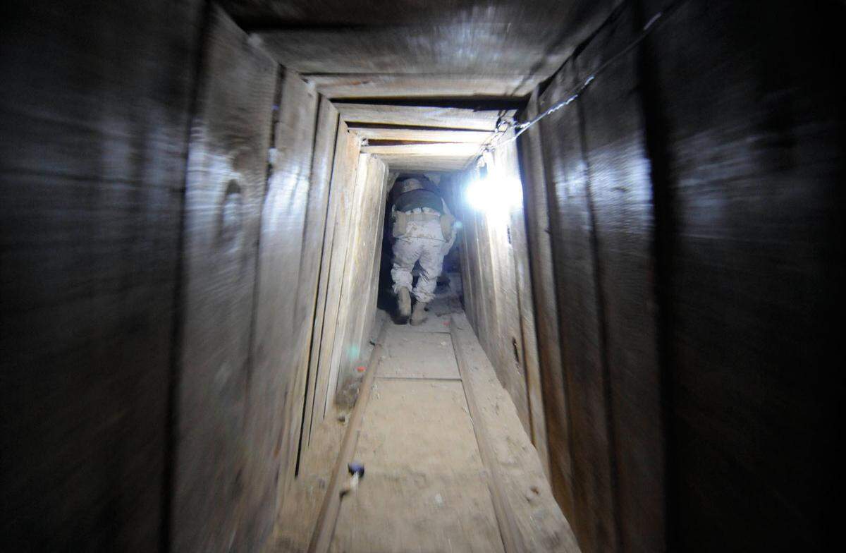 Der Drogenschmuggler-Tunnel zwischen den USA und Mexiko: Im Kampf gegen den Drogenhandel greifen die Regierungen beider Länder hart durch - woraufhin sich Drogenkartelle noch besser organisiert haben und in den Untergrund abtauchen. Auf dem Bild ist ein Tunnelsystem unter Tijuana zu sehen, in dem im November 2010 20 Tonnen Marihuana gefunden wurden.