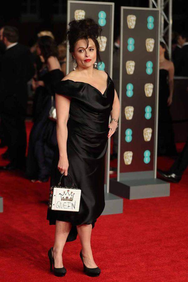 Helena Bonham Carter trug Vivienne Westwood. Ein Hingucker ist auch die Tasche mit dem Aufdruck "Queen" von Dolce &amp; Gabbana.