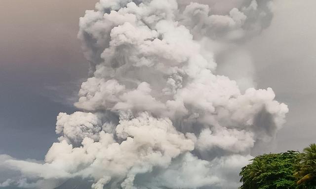 Eine Eruption des Vulkans Ruang ist von der Insel Tagulandang in Sitaro, Nordsulawesi, am 30. April 2024 zu sehen.