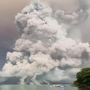 Eine Eruption des Vulkans Ruang ist von der Insel Tagulandang in Sitaro, Nordsulawesi, am 30. April 2024 zu sehen.