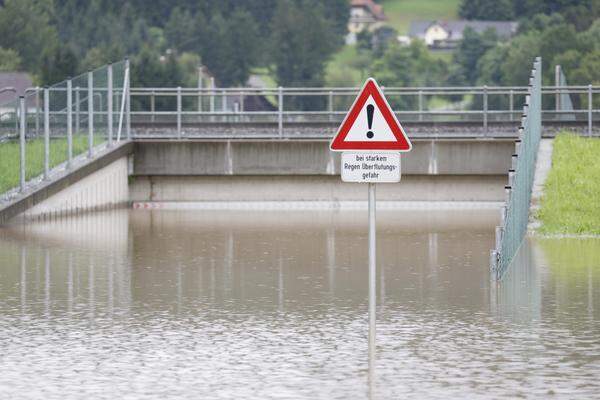 Viele Straßen und Zugänge sind in Kärnten und in der Steiermark überflutet. 