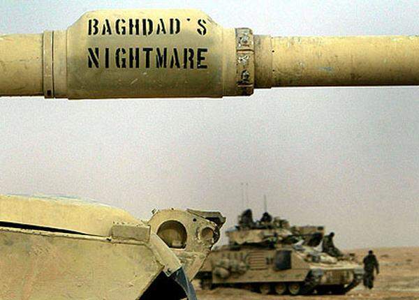 Die USA und ihre Verbündeten ziehen Truppen in Kuwait an der Südgrenze des Irak zusammen. US-Präsident George W. Bush stellt schließlich im März 2003 in einer Fernsehansprache dem irakischen Diktator ein Ultimatum: Sollten Saddam Hussein und seine Söhne das Land nicht innerhalb von 48 Stunden verlassen, würden die USA zu einem "Zeitpunkt ihrer Wahl" angreifen.