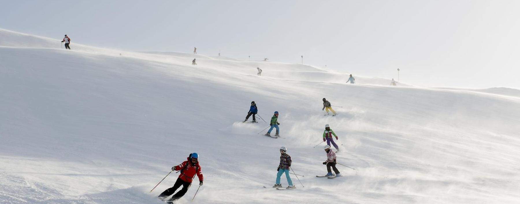 Mit der Klasse auf die Piste: Wintersportwochen sollen wieder mehr Teil des Sportunterrichts an den heimischen Schulen werden. 