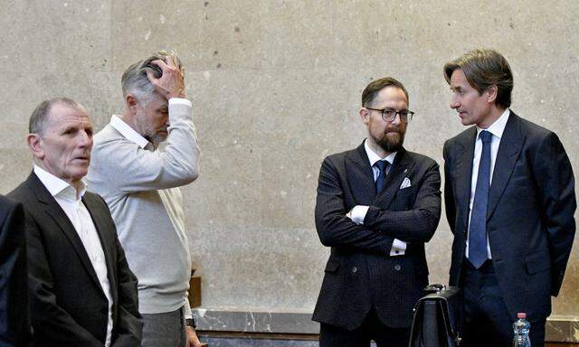 Die Angeklagten Peter Hochegger (links), Walter Meischberger (2.v.l), Karl Heinz Grasser (rechts) und Anwalt Norbert Wess (2.v.r).