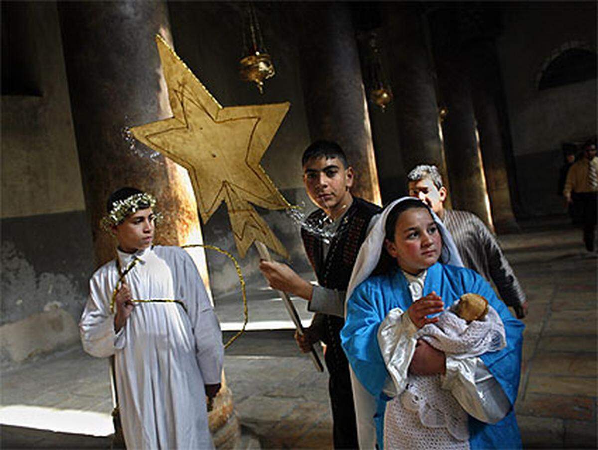 Eine Prozession in der Geburtskirche: ein palästinensisches Mädchen in der Rolle der Jungfrau Maria, auf dem Arm ein Porzellan-Jesus.